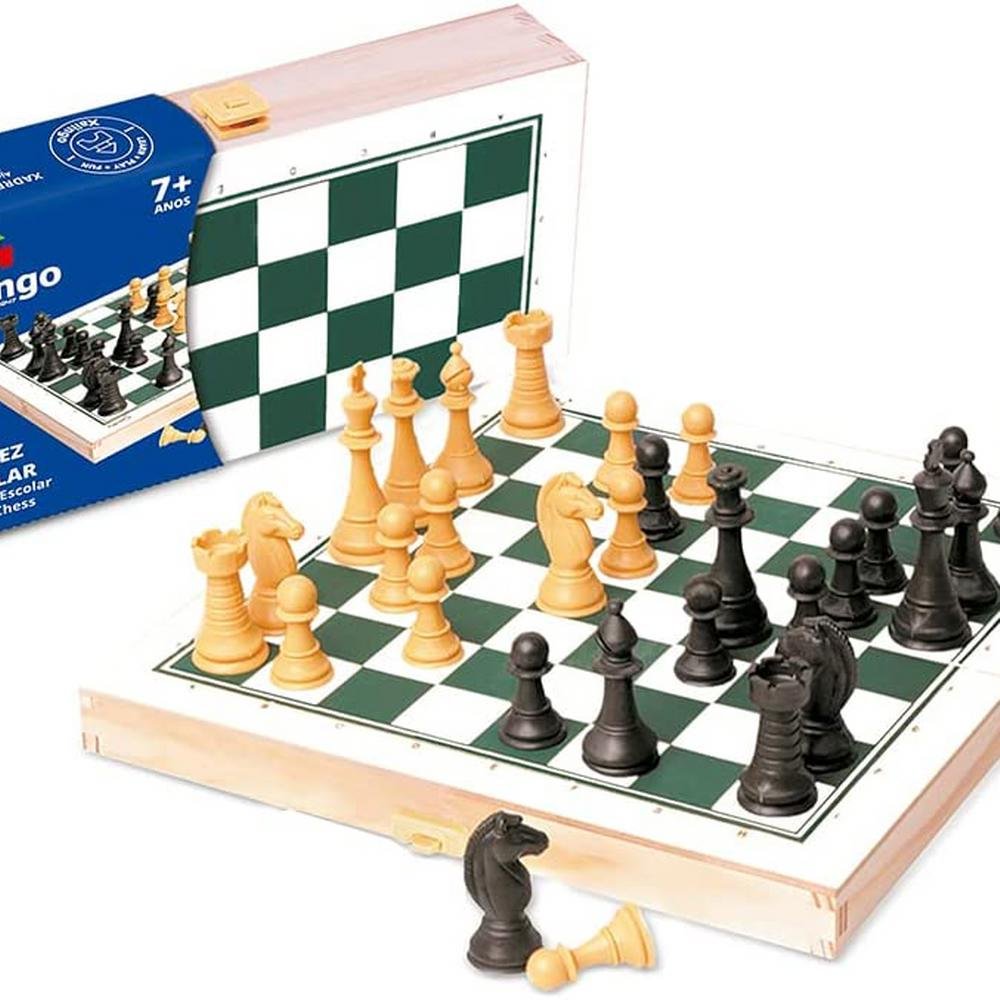 Um homem fazendo o primeiro movimento de um jogo de xadrez, Banco
