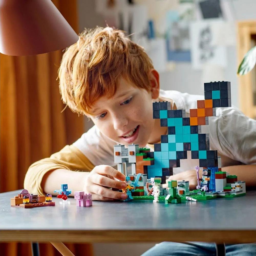 LEGO Minecraft - O Posto Avançado da Espada 427 Pecas 21244 - Imagem 5