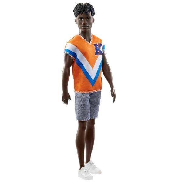 Boneco Ken Fashionista Negro Blusa Laranja Bermuda Cinza - Imagem 3